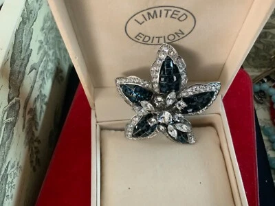 ОГРАНИЧЕННЫЙ ВЫПУСК 2005 CAROLEE PIN БРОШЬ синий и белый   - Изображение 1 из 4