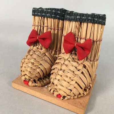 Muñeca Kokeshi japonesa de colección botas de paja hechas a mano Wara Nagagutsu cinta roja KF508 Foto 1 de 4