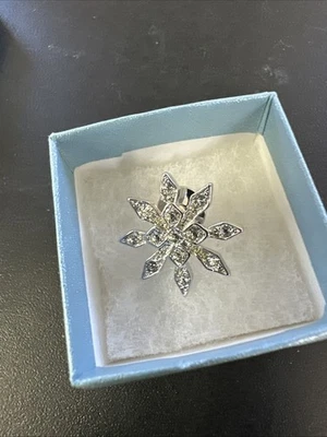 Pin de copo de nieve Touchstone Crystal de Swarovski. Aprox 1 pulgada. Nuevo en caja.   Foto 1 de 3