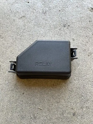 Cubierta central de fusible y relé de motor Toyota Tacoma 2019 2020 2021 2022 OEM Delphi Foto 1 de 2