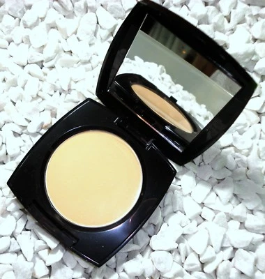 Avon TRUE COLOUR Kompaktpuder Farbe Golden Light mattiert deckend - Bild 1 von 2