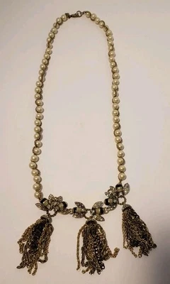 Collar Banana Republic imitación perla/tono dorado llamativo con abejas y borla Foto 1 de 4