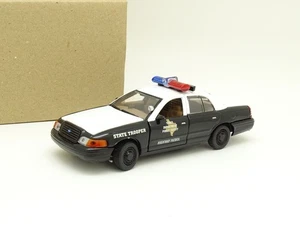 Getriebe SB 1/43 - Ford Crown Victoria Police State Trooper 2000 - Bild 1 von 2
