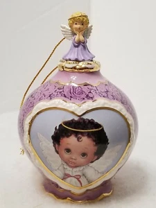 ADORNO CAMPANA PORCELANA VINTAGE DISEÑO FORMA CORAZÓN CON ÁNGELES 4.5" LAVANDA - Imagen 1 de 12
