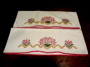 Vintage Paar Kissenbezüge bestickt Kreuzstich Korb Blumen Häkelborte B+ - Bild 1 von 4