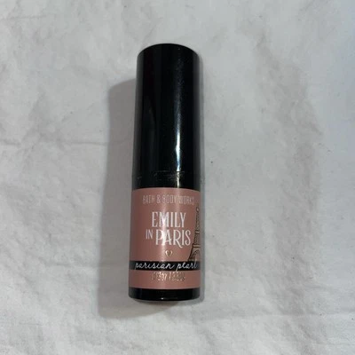Lápiz labial Bath & Body Works/Netflix Emily in Paris Parisian Pearl edición limitada Foto 1 de 4