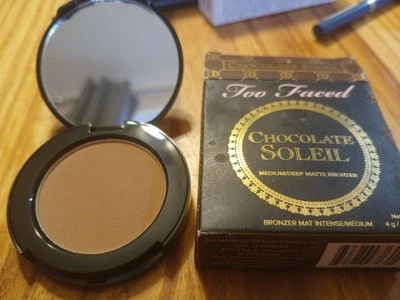 (1) nib TOO FACED CHOCOLATE SOLEIL MEDIUM/DEEP MATTE BRONZER POWDER COMPACT 4oz - Image 1 of 4