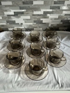 9 tazas y platillos Arcoroc de vidrio ahumado francés vintage/retro en excelente estado - Imagen 1 de 5