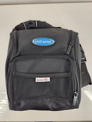 Pequeña bolsa de botella de pañales Munchkin Cool Wrap negra + paquete frío refrescable  Foto 1 de 4