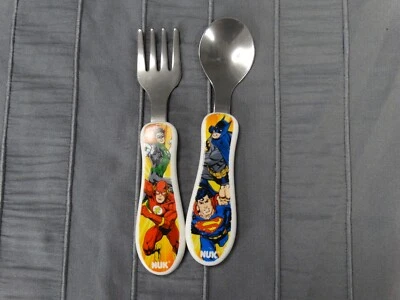 Juego de cuchara y tenedor NUK DC Superhéroe, Superman, Batman, Flash, Linterna Verde Foto 1 de 4