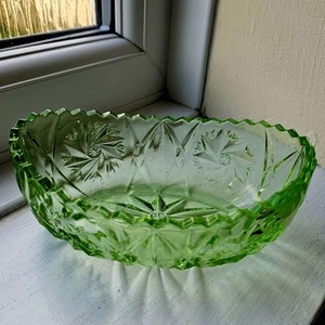 Vintage Green Glass Oval Bowl Dish Boat Shape Sweets Bon Bon Pinwheel Depression - Picture 1 of 7