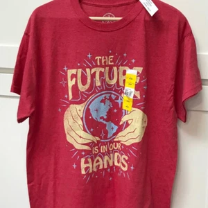 NUEVO CON ETIQUETAS Walmart Hombre Camiseta Roja Novedad Futuro Grande 42/44 Manga Corta Clásica - Imagen 1 de 4