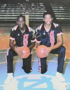 Sam Perkins mit Michael Jordan USA Olympiade signiert/Auto 11x14 Foto JSA 196819 - Bild 1 von 3