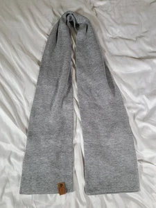 Grauer Schal aus Acryl und Polyestermischung - Bild 1 von 8