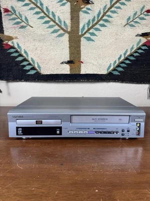 Combo reproductor de DVD/VCR Hitachi DV-PF2U con cables RCA - SIN control remoto/FUNCIONA Foto 1 de 4