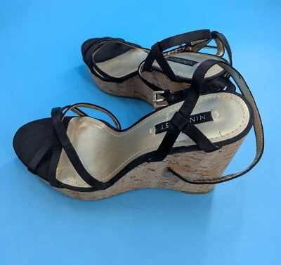 NINE WEST NUEVO Tacones de cuña con plataforma de satén negro con tiras envoltura al tobillo Foto 1 de 4