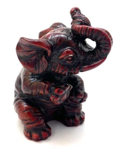 Figura de elefante bebé cinabrio imitación rojo oscuro tronco 2" - Imagen 1 de 5