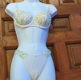 Victoria's Secret Dream Angels White Floral Lace Balconette Bra 32C & Panty Set