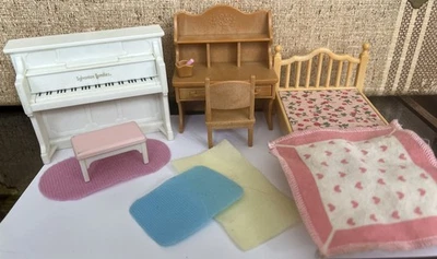 Lote de muebles de escritorio piano y cama Sylvanian Calico Critters Foto 1 de 4