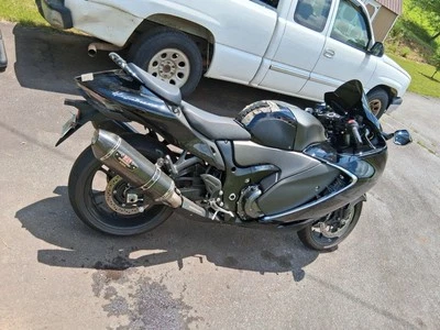 2023 铃木隼鸟摩托车带定制排气 — 第 1/3 张图片