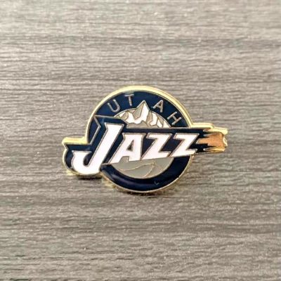 PIN DE SOLAPA ESTILO VINTAGE UTAH JAZZ NBA CON BOLSA DE ALMACENAMIENTO DE PLATA EXTRA... Foto 1 de 2