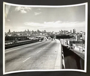 Foto vintage en blanco y negro del horizonte de San Francisco, autopista 101 y 280, puente de la bahía (década de 1950) - Imagen 1 de 1