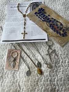 Posten 8 religiöse Gegenstände 2 Rosenkranz Perlen 4 St Anhänger Metalle mit Ketten 2 Schlüsselanhänger - Bild 1 von 17
