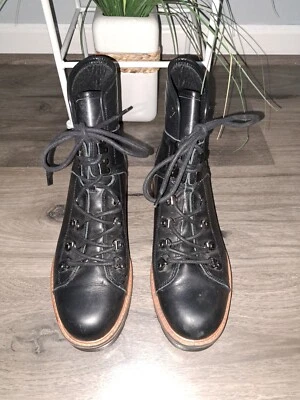 Botas femininas Marc Fisher Fiston Moto em excelente estado usado 8 couro preto com cadarço médio  - Imagem 1 de 4