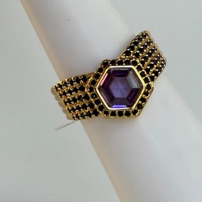 Anillo Bomb Party Talla 8 "Make My Night" Topacio Púrpura y Ónix Negro sobre Dorado Foto 1 de 4