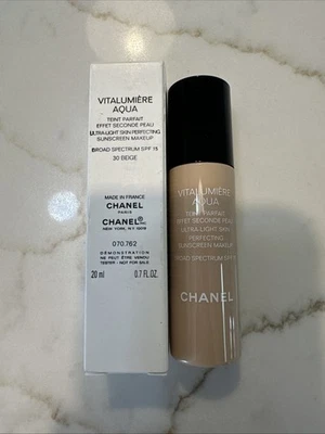 Chanel Vitalumiere Aqua Makeup Foundation Spf 15 - 30 Beige - Image 1 of 4