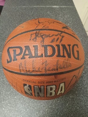 Balón firmado por el equipo Memphis Grizzlies 2004-2006 con Mike Fratello algunas grietas de edad Foto 1 de 4