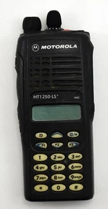 RADIO Y ANTENA BIDIRECCIONAL MOTOROLA HT1250-LS+ AAH25RDH9DP6AN SOLO PIEZAS - Imagen 1 de 9