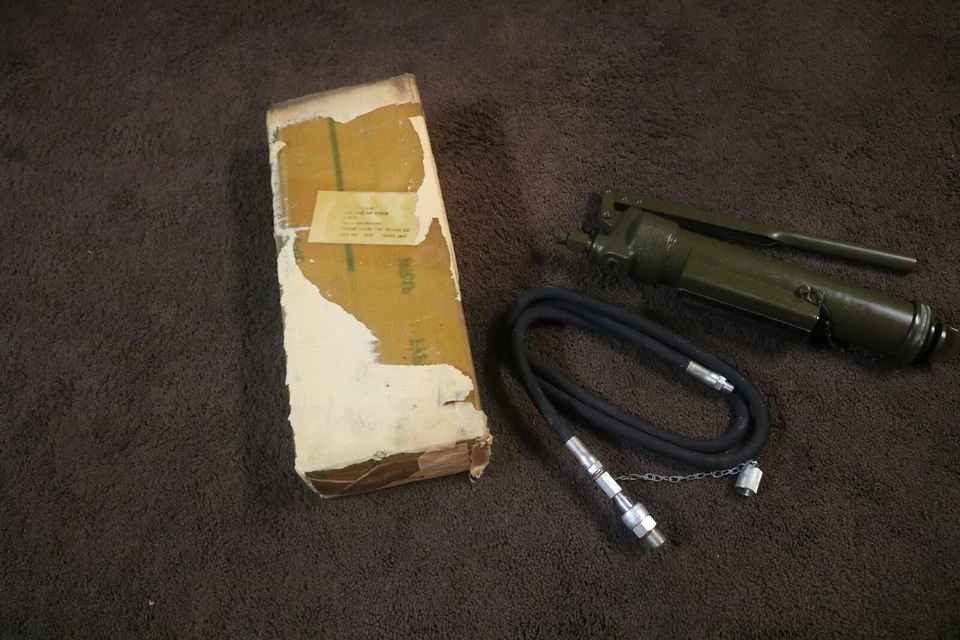 Pistola de aceite retroceso militar Stewart Warner Alemite 41-G-1330-150 nueva de la Segunda Guerra Mundial años 50 Foto 1 de 4