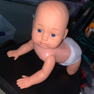 Walmart 12" Stoff und Vinyl Baby Puppe blaue Augen krabbelt und plappert - Bild 1 von 7