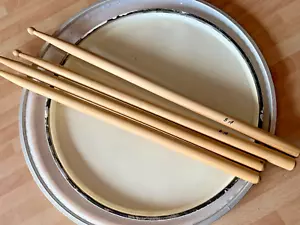 2 pair of drumsticks & 2 drum skins as shown, please see pictures for details. - Bild 1 von 10