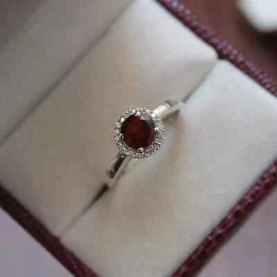 Anel de noivado de granada vermelha folheado a ouro branco 14K corte redondo 2 quilates criado em laboratório - Imagem 1 de 4