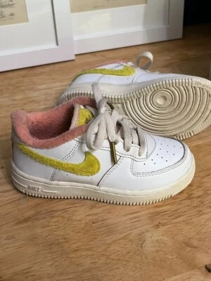 学步儿童 9C "MINI MAMA" Nike Air Force 1 LV8 白色 粉色 黄色 毛圈布 — 第 1/4 张图片