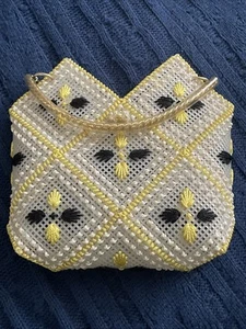 Cartera de malla de plástico con patrón de cuerda bordada negra blanca y amarilla con mango dorado - Imagen 1 de 4