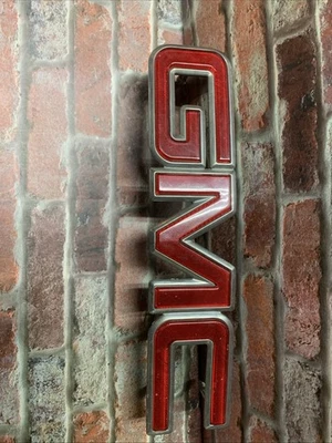 GMC YUKON SIERRA SUBURBAN SAVANA 1988-2000 PARRILLA DELANTERA EMBLEMA ADORNO LOGOTIPO Foto 1 de 4