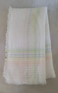 Coperta bambino vintage Churchill Weavers tessuto a mano acrilico bianco con frange pastelli - Foto 1 di 11