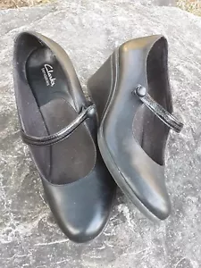 Scarpe Clarks da donna nere taglia 8 M pelle slip on tacco a zeppa carine casual - Foto 1 di 8