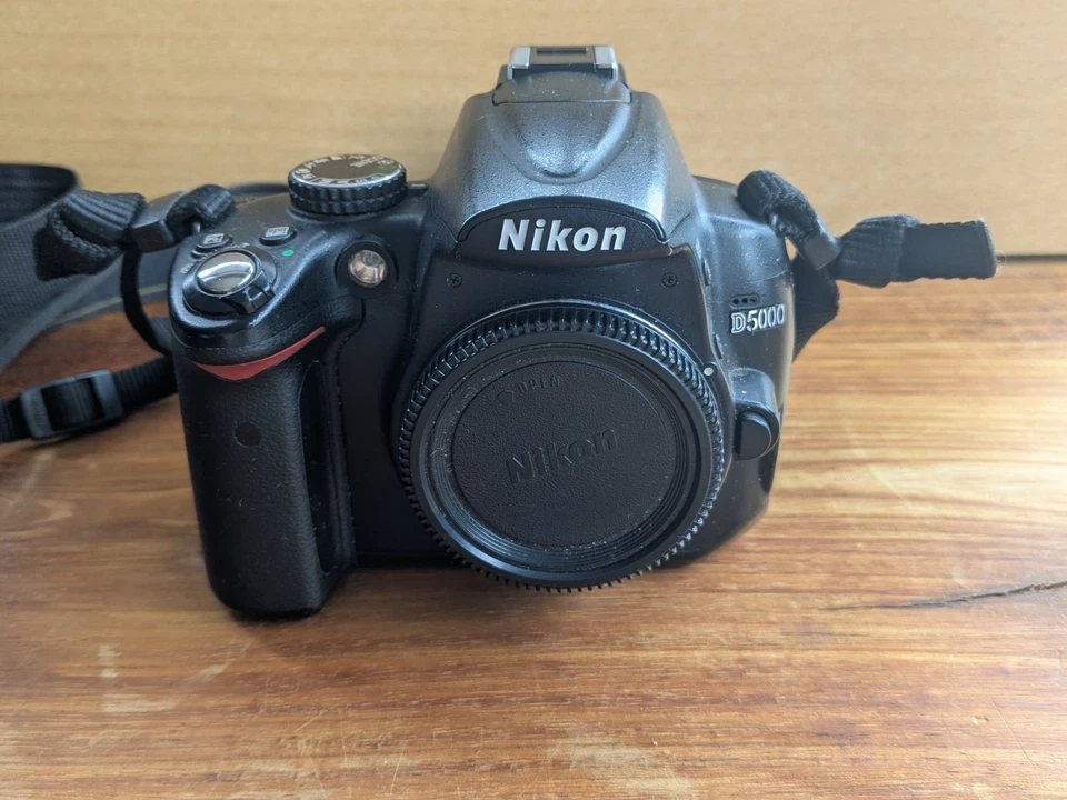 Nikon D5000 DSLR Camera w/18-55mm lens Good Condition - image 1 of 4