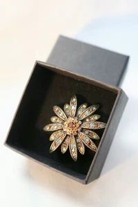 Broche prendedor Joan Rivers flor cristalizada Swarovski - joyería QVC en tono bronce - Imagen 1 de 4