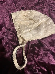 Antike Taufmütze elfenbein Newborn Fit außen verziert innen massiv - Bild 1 von 10