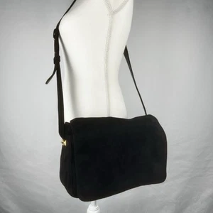 Bolso de gamuza Donna Karan New York de cuero genuino, negro con solapa de herrajes en tono dorado - Imagen 1 de 19