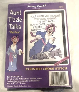 NUOVO Stoney Creek "Zia Tizzie Talks" Rat Race kit punto croce contato 5X7 - Foto 1 di 5
