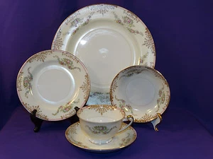 BEAUTIFUL REGAL CHINA 5 PC PLACE SETTING REG14 FLOWERS SCROLLS GOLD JAPAN - Picture 1 of 6