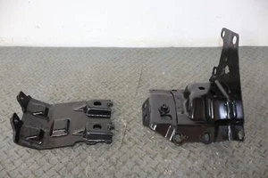 Soporte para guardabarros inferior derecho Rivian R1S Launch Edition 2022 OEM (PT00062697C) - Imagen 1 de 23