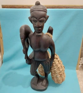 Großer afrikanischer Bauer und Frettchenhalter, handgeschnitztes Holz, figürlicher Totemstil - Bild 1 von 4