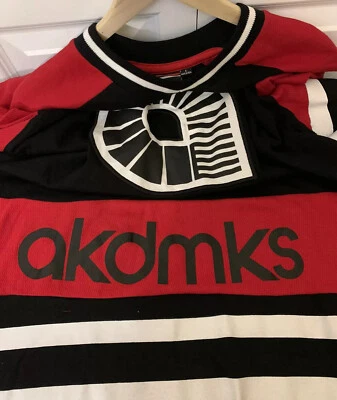 Camisa Jersey Masculina Vintage Akademiks Tamanho G Vermelha Preta Branca - Imagem 1 de 4